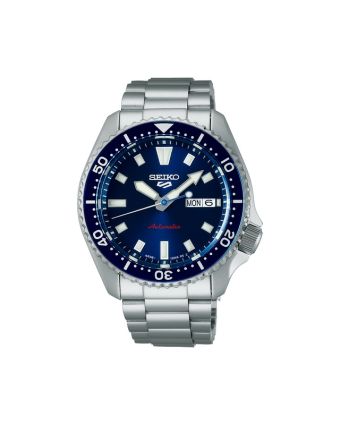 Seiko 5 Sports SKX SRPL83K1 sinisellä taululla, valkoisella taustalla edestä