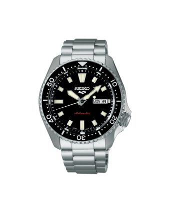 Seiko 5 Sports SKX SRPL85K1 mustalla taululla, valkoisella taustalla edestä