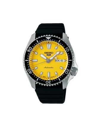 Seiko 5 Sports SKX SRPL87K1 keltaisella taululla, valkoisella taustalla edestä