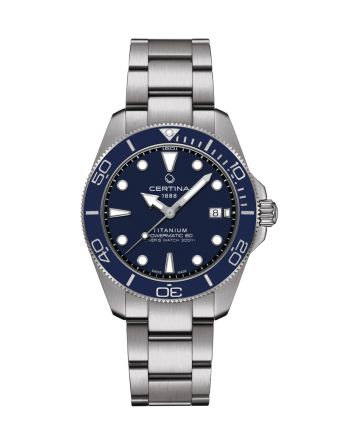 Certina DS Action Diver 40.5mm Powermatic 80 C048.407.44.041.00 sinisell&auml; taululla, valkoisella taustalla edest&auml;