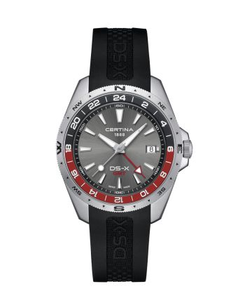 Certina DS-X GMT C047.452.17.081.01 harmaalla taululla, valkoisella taustalla edestä
