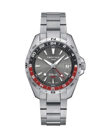 Certina DS-X GMT C047.452.11.081.01 harmaalla taululla, valkoisella taustalla edestä