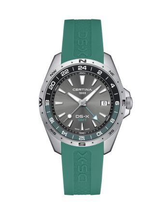 Certina DS-X GMT C047.452.17.081.00 harmaalla taululla, valkoisella taustalla edestä