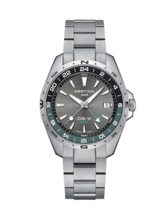 Certina DS-X GMT C047.452.11.081.00 harmaalla taululla, valkoisella taustalla edestä