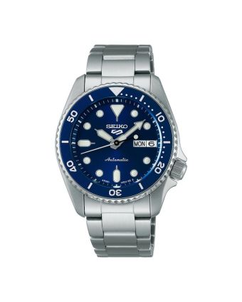 Seiko 5 Sports SKX SRPL77K1 sinisellä taululla, valkoisella taustalla edestä