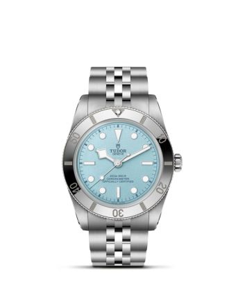 Tudor Black Bay 54 Lagoon Blue M79000-0001 sinisellä taululla, valkoisella taustalla edestä