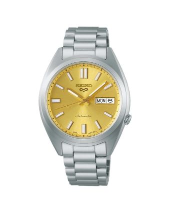 Seiko 5 Sports SNXS SRPL59K1 kullanvärisellä taululla, valkoisella taustalla edestä