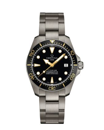 Certina DS Action Diver 38mm Powermatic 80 C048.807.44.051.00 mustalla taululla, valkoisella taustalla edest&auml;