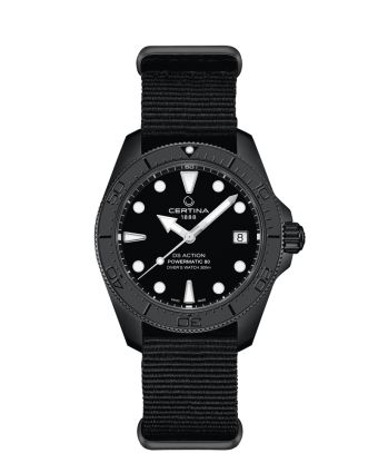 Certina DS Action Diver 38mm Powermatic 80 C048.807.38.051.00 mustalla taululla, valkoisella taustalla edest&auml;
