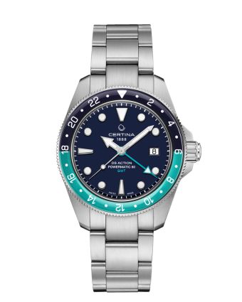 Certina DS Action GMT Powermatic 80 C032.929.11.041.01 sinisell&auml; taululla, valkoisella taustalla edest&auml;
