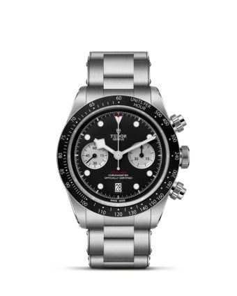 Tudor Black Bay Chrono M79360N-0011 mustalla taululla, valkoisella taustalla edestä
