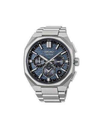 Seiko Astron HAB001J1 sinisellä taululla, valkoisella taustalla edestä