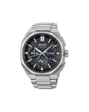 Seiko Astron HAB002J1 mustalla taululla, valkoisella taustalla edestä