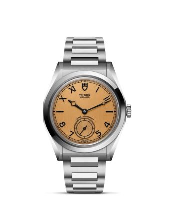 Tudor Monarch M2639W1A0U-0001 tumman shamppanjanvärisellä taululla, valkoisella taustalla edestä