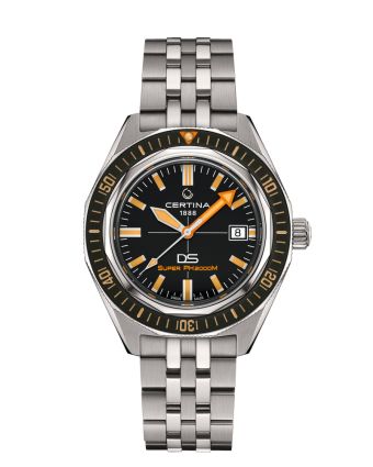 Certina DS SUPER PH2000M C050.607.44.051.02 mustalla taululla, valkoisella taustalla edestä