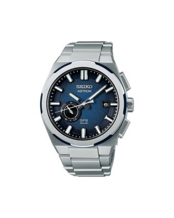 Seiko Astron SSJ023J1 sinisellä liukuvärjätyllä taululla, valkoisella taustalla edestä
