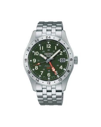 Seiko 5 Sports Field GMT HDB001K1 vihreällä taululla, valkoisella taustalla edestä