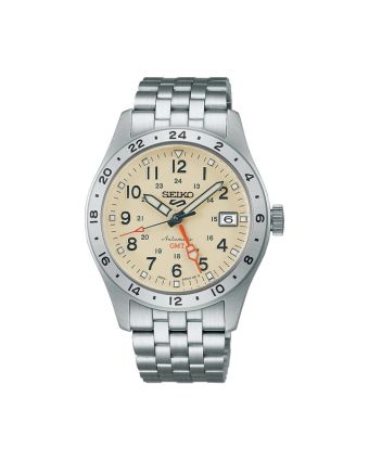 Seiko 5 Sports Field GMT HDB002K1 beigellä taululla, valkoisella taustalla edestä