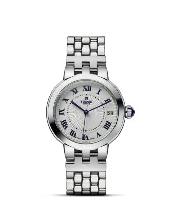 Tudor Clair de Rose 34 M35800-0001 opaliininvalkoisella taululla, valkoisella taustalla edestä