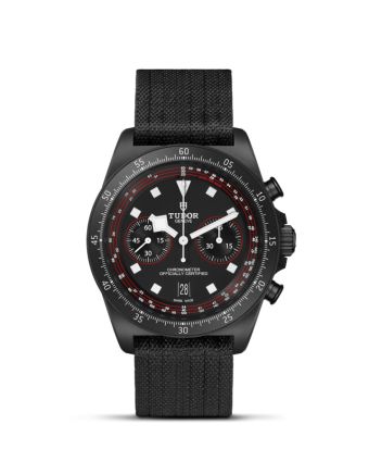 Tudor Pelagos FXD Chrono Cycling Edition M25827KN-0001 mustalla taululla, valkoisella taustalla edestä