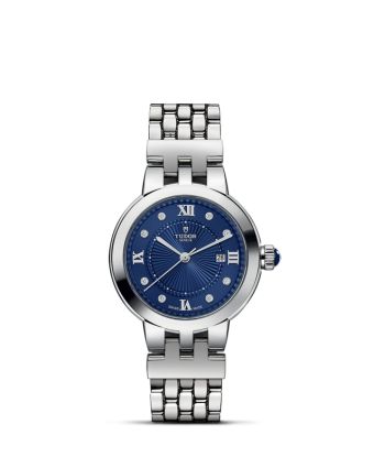 Tudor Clair de Rose 30 M35500-0010 timanttikoristeisella sinisellä taululla, valkoisella taustalla edestä