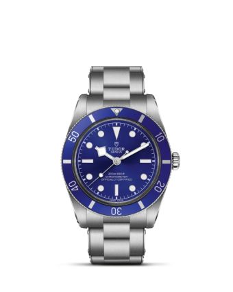 Tudor Black Bay 54 Blue M79000B-0001 sinisellä taululla, valkoisella taustalla edestä
