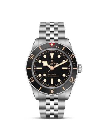 Tudor Black Bay 58 M7939A1A0NU-0001 mustalla taululla, valkoisella taustalla edestä