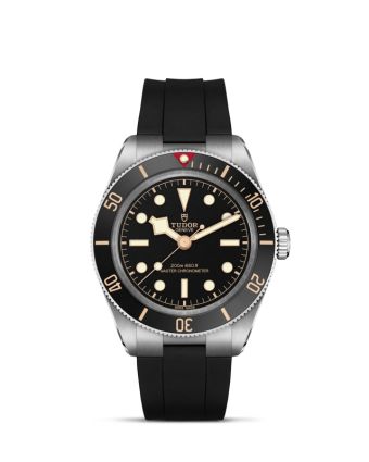 Tudor Black Bay 58 M7939A1A0NU-0003 mustalla taululla, valkoisella taustalla edestä