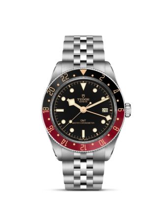 Tudor Black Bay 58 GMT M7939G1A0NRU-0003 mustalla taululla, valkoisella taustalla edestä