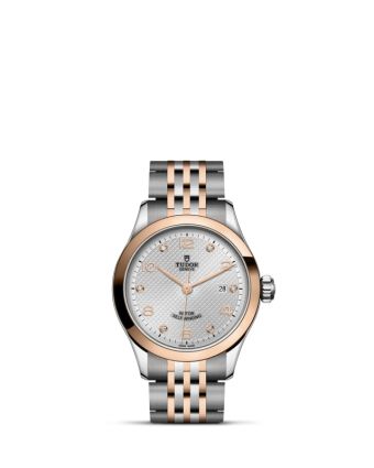 Tudor 1926 28 M91351-0002 timanttikoristeisella hopeanv&auml;risell&auml; taululla, valkoisella taustalla edest&auml;