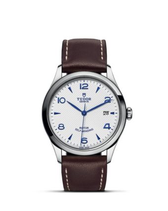 Tudor 1926 39 M91550-0010 opaliininvalkoisella taululla, valkoisella taustalla edestä