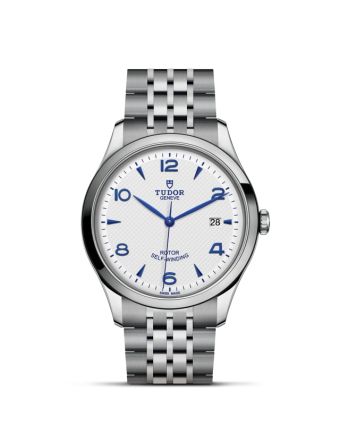 Tudor 1926 41 M91650-0005 opaliininvalkoisella taululla, valkoisella taustalla edestä