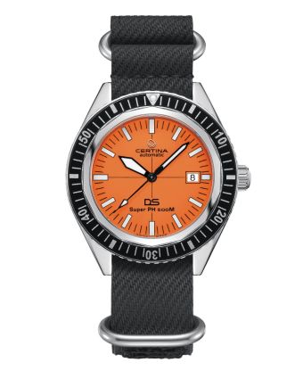 Certina DS Super PH500M C037.407.17.280.10 oranssilla taululla, valkoisella taustalla edestä