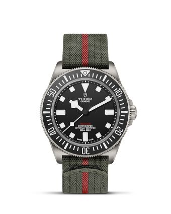 Tudor Pelagos FXD M25717N-0001 mustalla taululla, valkoisella taustalla edestä