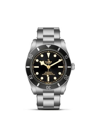 Tudor Black Bay 54 M79000N-0001 mustalla taululla, valkoisella taustalla edestä
