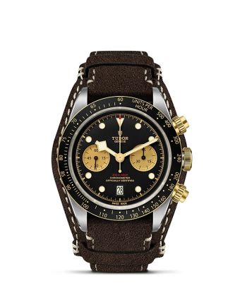 Tudor Black Bay Chrono S&G M79363N-0002 mustalla taululla ja ruskealla nahkarannekkeella, valkoisella taustalla edestä