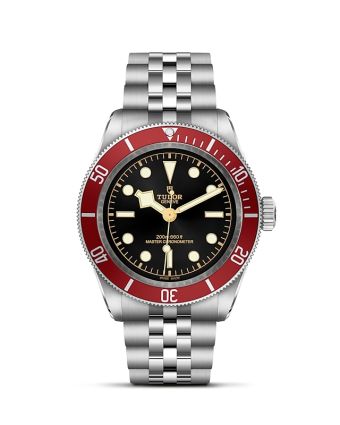 Tudor Black Bay 41 M7941A1A0RU-0003 mustalla taululla, valkoisella taustalla edestä