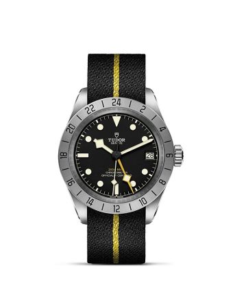 Tudor Black Bay Pro M79470-0002 mustalla taululla, valkoisella taustalla edestä