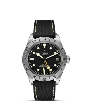 Tudor Black Bay Pro M79470-0003 mustalla taululla, valkoisella taustalla edestä