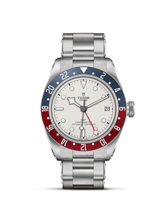 Tudor Black Bay GMT M79830RB-0010 opaliininvalkoisella taululla, valkoisella taustalla edestä