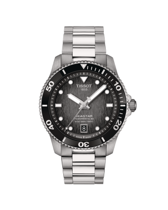 Tissot Seastar 1000 Powermatic 80 T120.807.11.051.00 mustalla taululla, valkoisella taustalla edestä